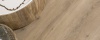 sfeerfoto van PVC plank 6830 in woonkamer met rustige houtdessin